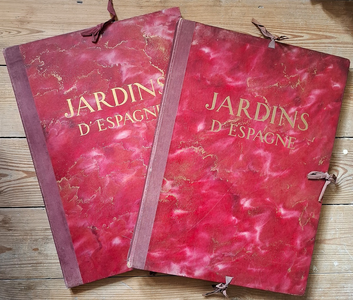 Jardins d'Espagne. Donnant plus de 160 vies des Jardins Anciens et Modernes, de l'Andalousie et des deux Castilles, accompagnees de 20 plans d'une Preface et d'un Text Explicatif