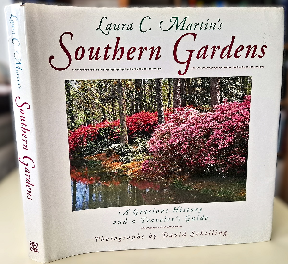 Southern Gardens - a gracious history and a traveler's guide
