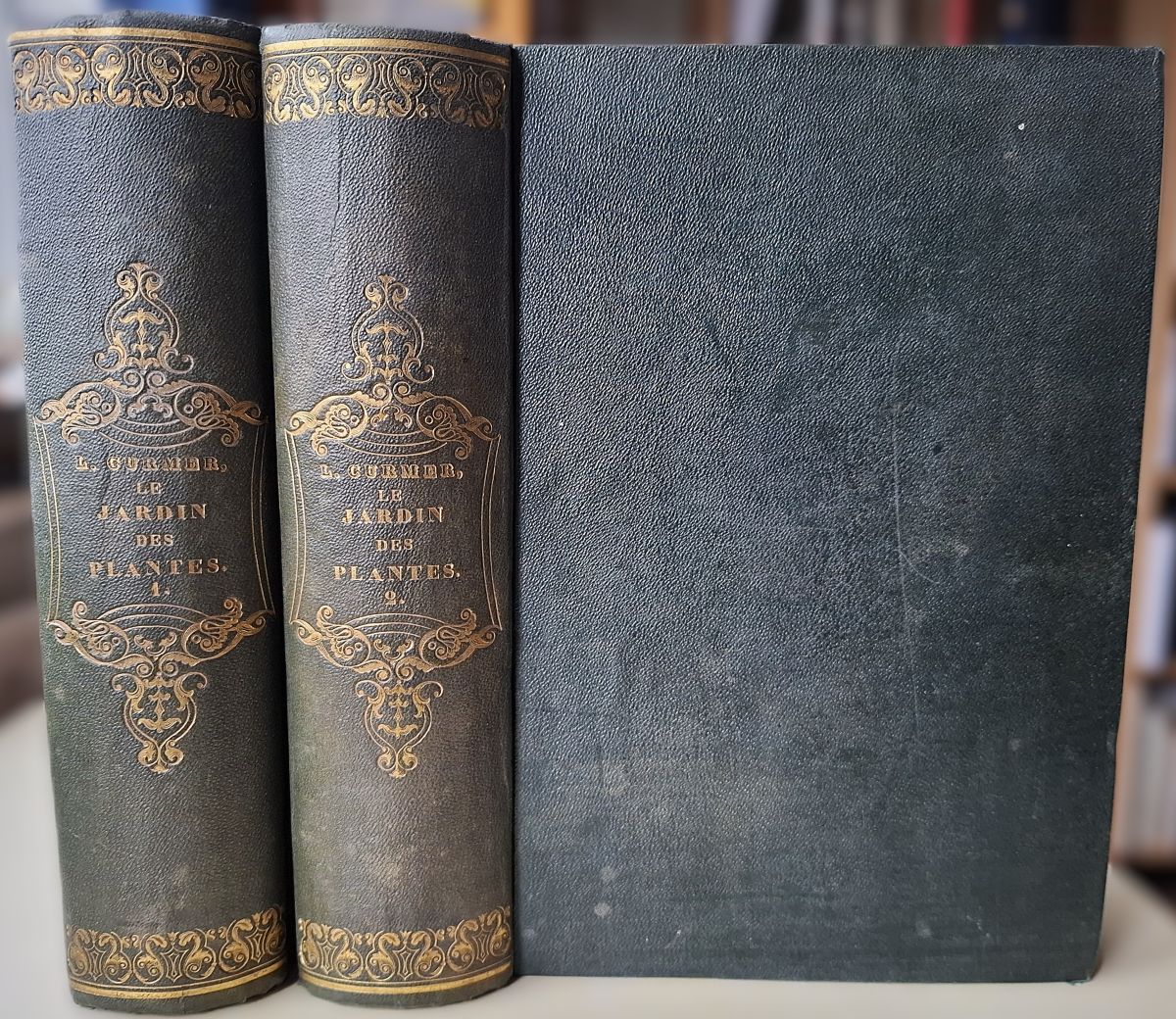 Le Jardin des Plantes. Description complete, historique et pittoresque du Museum d'Histoire Naturelle de la Menagerie, des serres, des galeries de mineralogie et d'anatomie. et de la vallee suisse. (Moeurs et instincts des animaux, botanique, anatomie etc